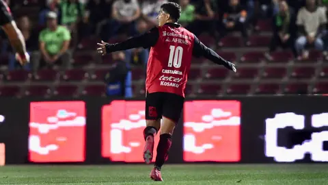 Kevin Castañeda marcando el primer gol de Tijuana ante Juárez | MEXSPORT