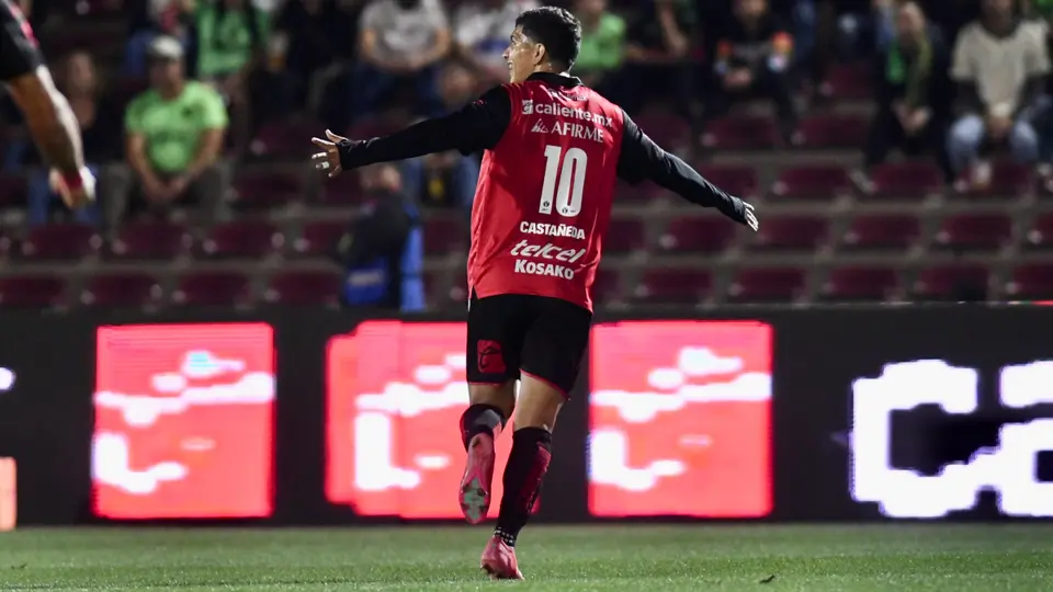 Kevin Castañeda marcando el primer gol de Tijuana ante Juárez | MEXSPORT