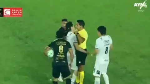 Momento con el árbitro l CAPTURA
