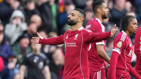 Fulham cae ante el Liverpool en Anfield; Raúl Jiménez ingresó de cambio