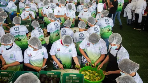 Productores y voluntarios trabajaron durante horas para lograr la histórica preparación. / X: @TNnoticiasMx