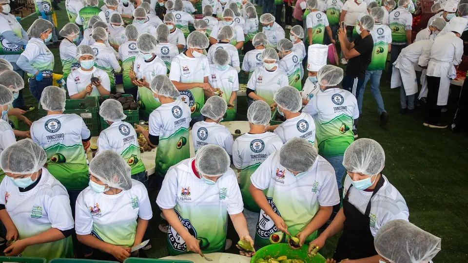 Productores y voluntarios trabajaron durante horas para lograr la histórica preparación. / X: @TNnoticiasMx
