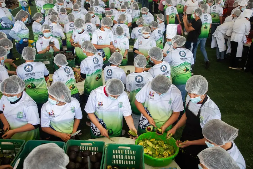 Productores y voluntarios trabajaron durante horas para lograr la histórica preparación. / X: @TNnoticiasMx