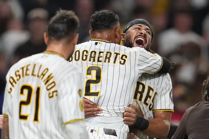 Padres de San Diego celebrando carrera de Fernando Ttais Jr I AP