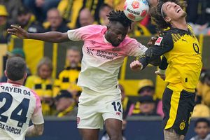 Leverkusen vence al Dortmund y pone al Bayern Munich con pie y medio del título