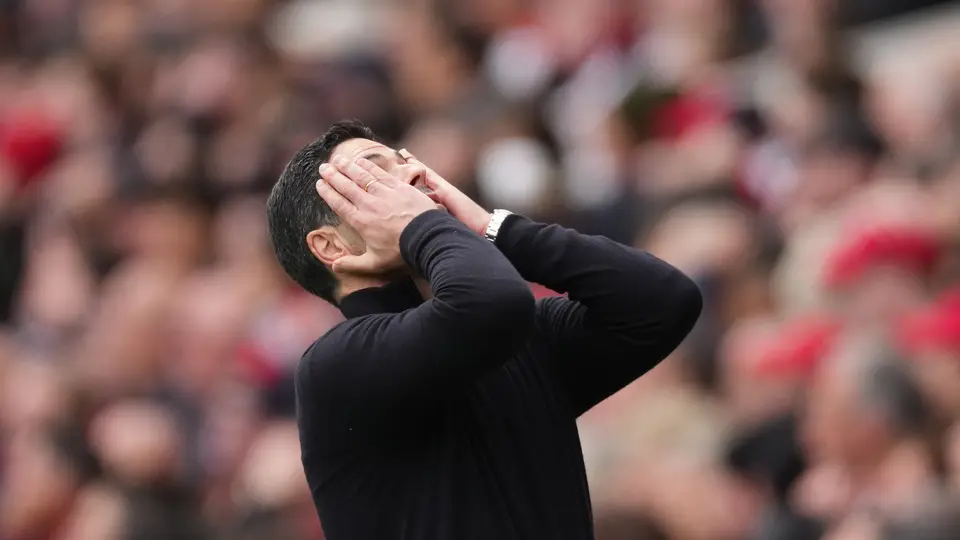 Mikel Arteta tapándose la cara ante la actuación de Arsenal l AP