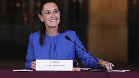 La presidenta Claudia Sheinbaum reveló que Clara Brugada regalará su boleto del partido de inauguración / FB: @ClaudiaSheinbaumPardo