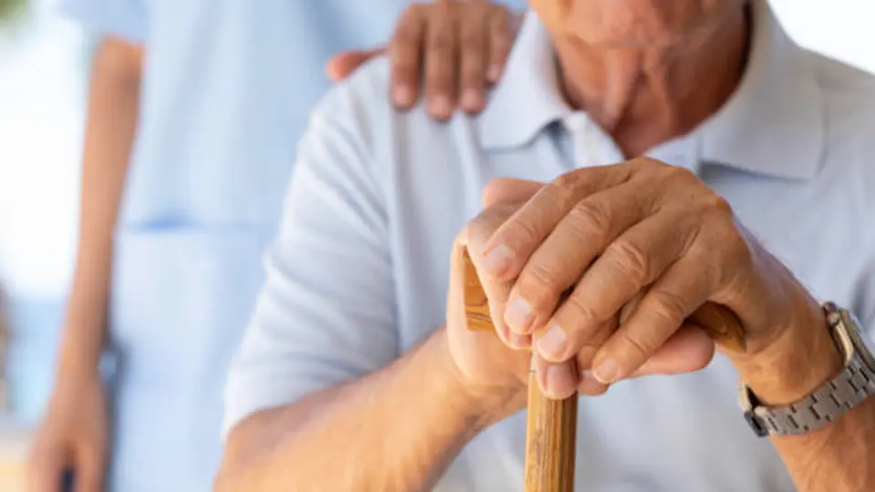 Síntomas como depresión, ansiedad o cambios en el ánimo pueden aparecer años antes del diagnóstico. / iStock