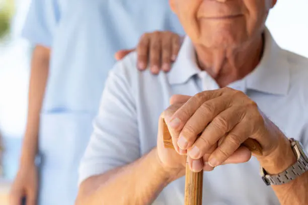 Síntomas como depresión, ansiedad o cambios en el ánimo pueden aparecer años antes del diagnóstico. / iStock