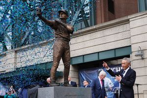 ¡Insólito! Estatua de Ichiro Suzuki se rompió en su revelación