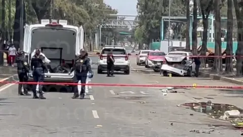 Lamentablemente murieron dos personas y varios autos quedaron destruidos / Redes Sociales
