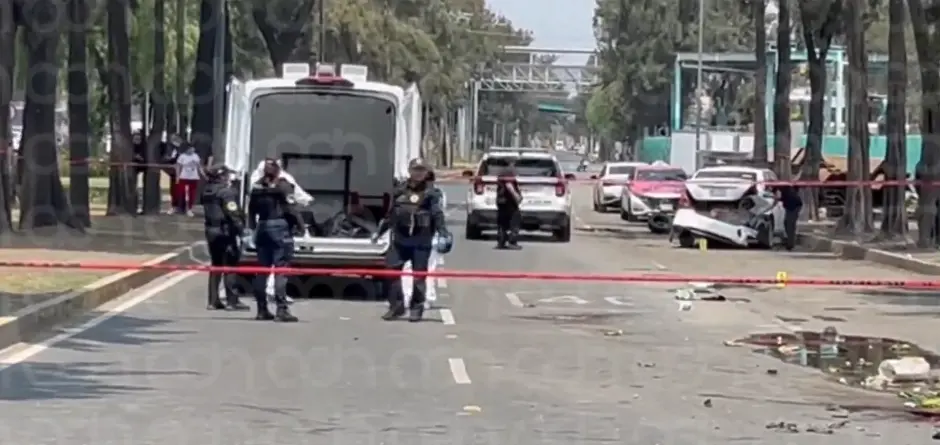 Lamentablemente murieron dos personas y varios autos quedaron destruidos / Redes Sociales