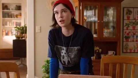 Kelly es interpretada por la acrtiz Vaughan Murrae, originaria de Canadá y que viene dar un toque fresco a la serie / Redes Sociales