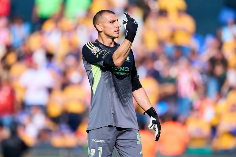 Nahuel Guzmán en el duelo ante Chivas | MexSport