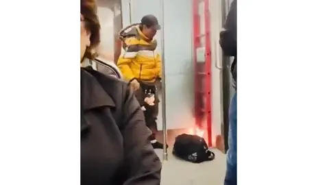 El fuego se habría originado cuando un hombre intentó encender un cigarro al interior del tren. / RS