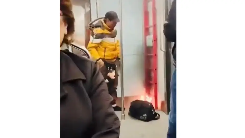 El fuego se habría originado cuando un hombre intentó encender un cigarro al interior del tren. / RS