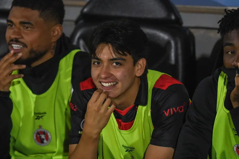 Gilberto Mora en la banca de Xolos de Tijuana ante Juárez | IMAGO 7