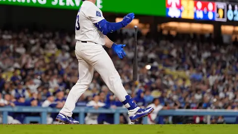 Max Muncy de los Dodgers celebrando su jonrón ante los Texas Rangers I AP