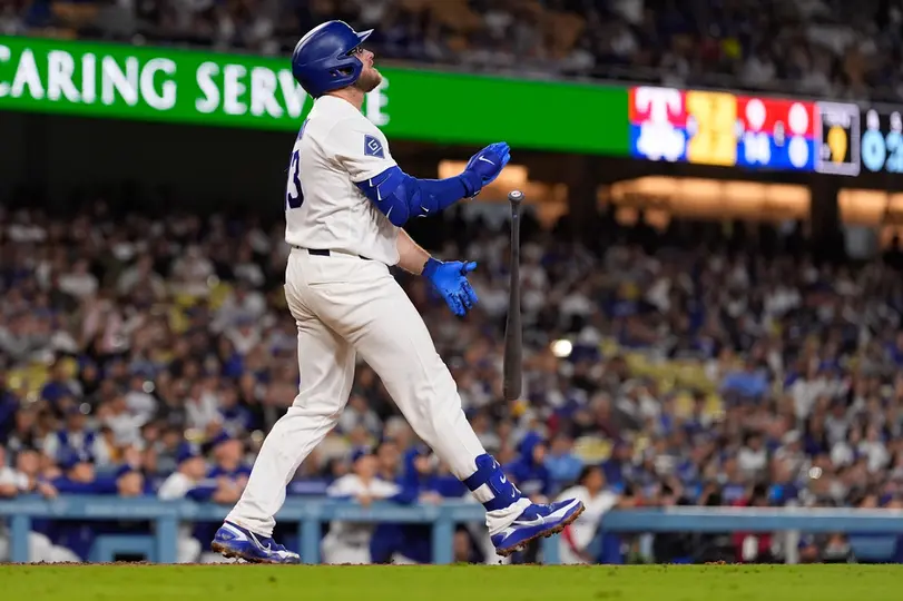 Max Muncy de los Dodgers celebrando su jonrón ante los Texas Rangers I AP