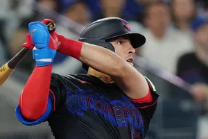 ¡Esa paloma voló, y voló! Brandon Valenzuela conecta su primer cuadrangular en Grandes Ligas