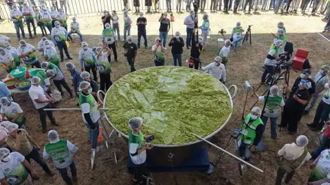 El guacamole fue repartido entre asistentes tras romper el Récord Guinness. / RS