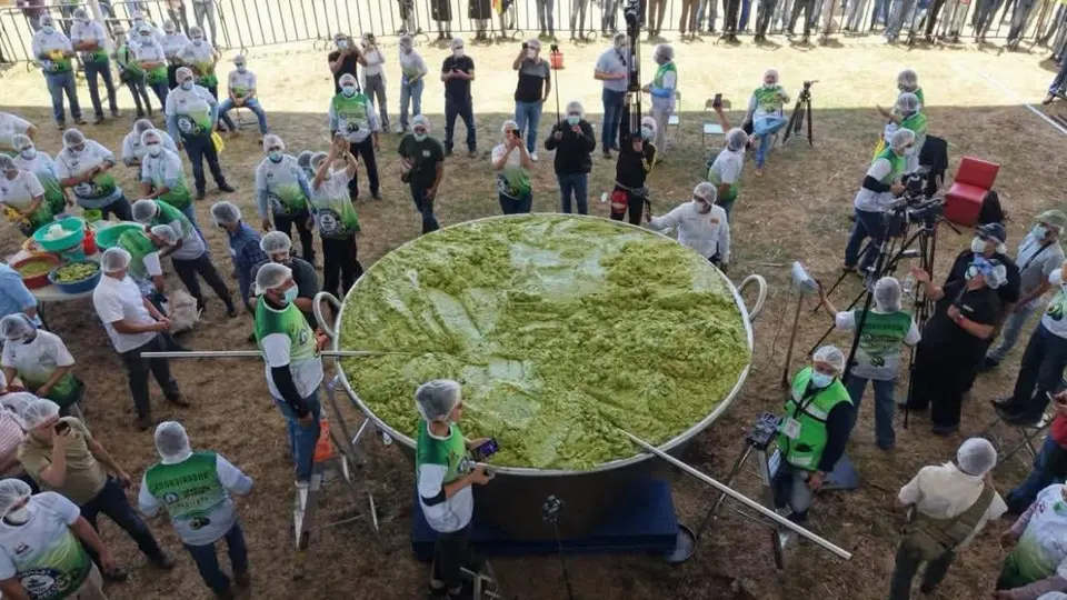 El guacamole fue repartido entre asistentes tras romper el Récord Guinness. / RS