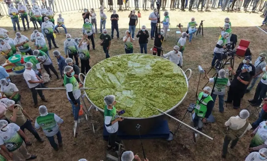 El guacamole fue repartido entre asistentes tras romper el Récord Guinness. / RS