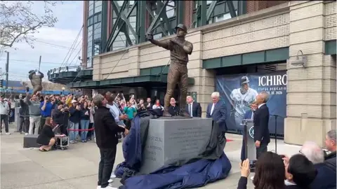 Estatua de Ichiro Suzuki se rompe I CAPTURA DE PANTALLA