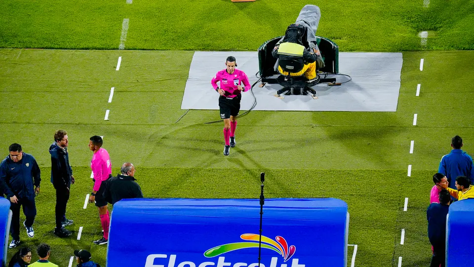 César Arturo Ramos revisa jugada en el VAR en el Pumas vs América l IMAGO7