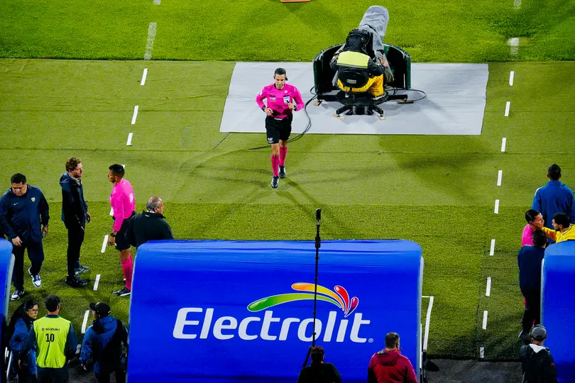 César Arturo Ramos revisa jugada en el VAR en el Pumas vs América l IMAGO7