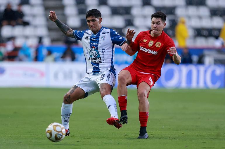 Víctor Guzmán peleando el balón con Franco Rossi | MexSport