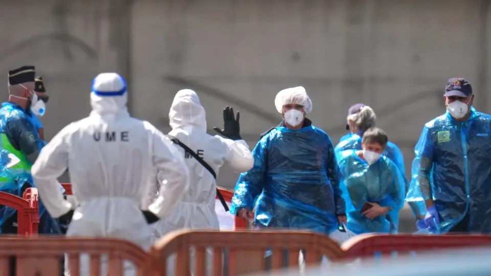El crucero MV Hondius arribó a Tenerife después de reportarse contagios entre pasajeros y tripulación./ AP