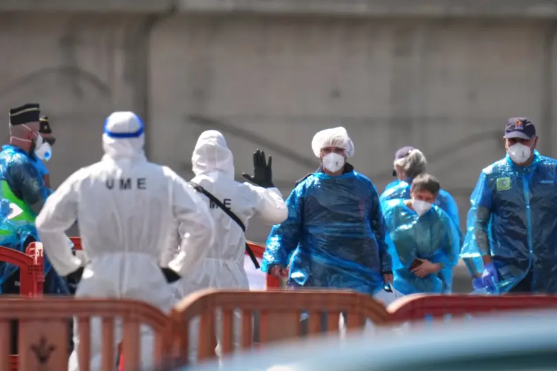 El crucero MV Hondius arribó a Tenerife después de reportarse contagios entre pasajeros y tripulación./ AP