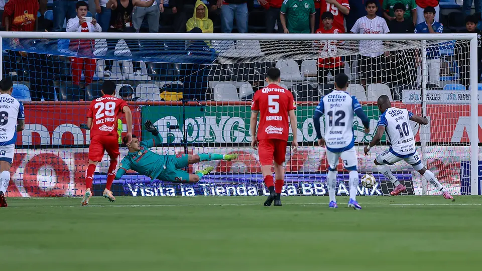 ¡Peligra el bicampeón! Pachuca se adelanta ante Toluca con polémico penal
