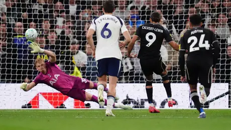 Tottenham deja ir triunfo ante Leeds United y sigue en riesgo de descender en la Premier League