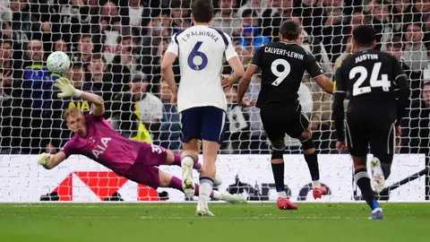 Tottenham deja ir triunfo ante Leeds United y sigue en riesgo de descender en la Premier League