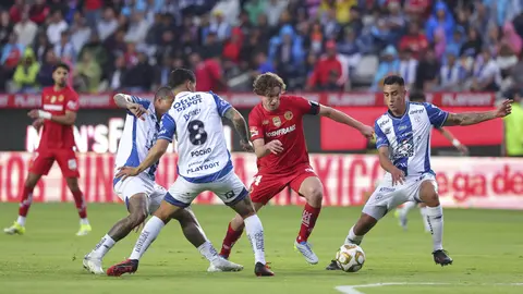 Marcel Ruíz pelea el balón en el campo | Imago7