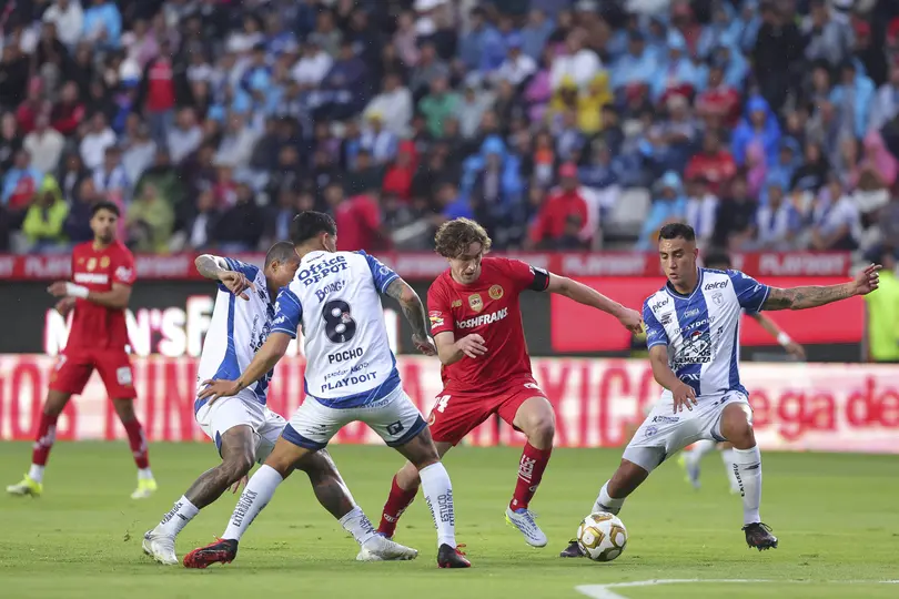 Marcel Ruíz pelea el balón en el campo | Imago7