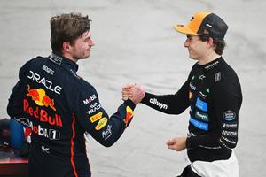 Óscar Piastri y Max Verstappen en el Gran Premio de Abu Dabi 2025 | RED BULL