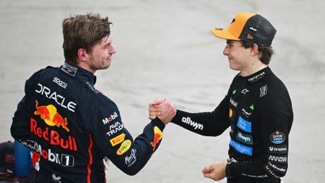 Óscar Piastri y Max Verstappen en el Gran Premio de Abu Dabi 2025 | RED BULL