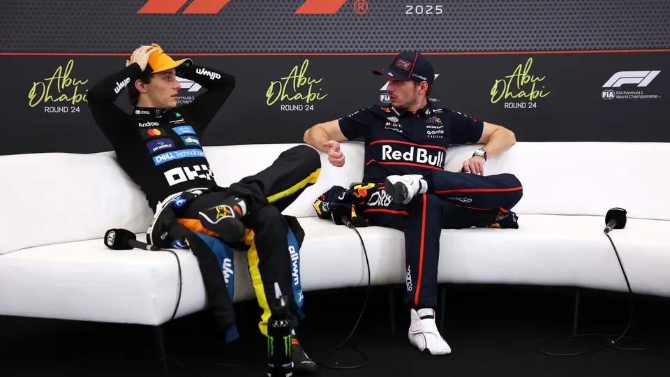 Óscar Piastri y Max Verstappen en el Gran Premio de Abu Dabi 2025 | RED BULL