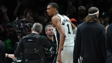 Wembanyama es expulsado temprano en el cuarto juego Spurs-Wolves por una falta flagrante 2