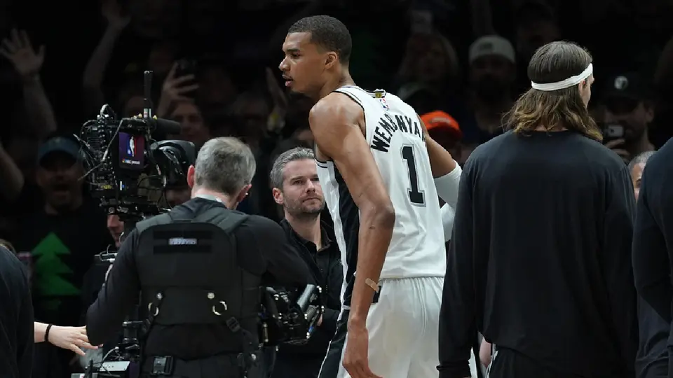 Wembanyama es expulsado temprano en el cuarto juego Spurs-Wolves por una falta flagrante 2