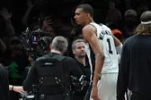 Wembanyama es expulsado temprano en el cuarto juego Spurs-Wolves por una falta flagrante 2
