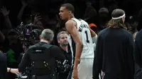 Wembanyama es expulsado temprano en el cuarto juego Spurs-Wolves por una falta flagrante 2