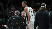 Wembanyama es expulsado temprano en el cuarto juego Spurs-Wolves por una falta flagrante 2