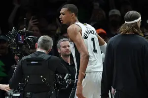 Wembanyama es expulsado temprano en el cuarto juego Spurs-Wolves por una falta flagrante 2