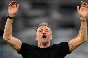 Luis Enrique, entrenador del Paris Saint-Germain, festeja el título del Barcelona