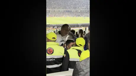 Retiran a aficionado de Pumas por agresión a directivo del América