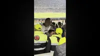 Retiran a aficionado de Pumas por agresión a directivo del América